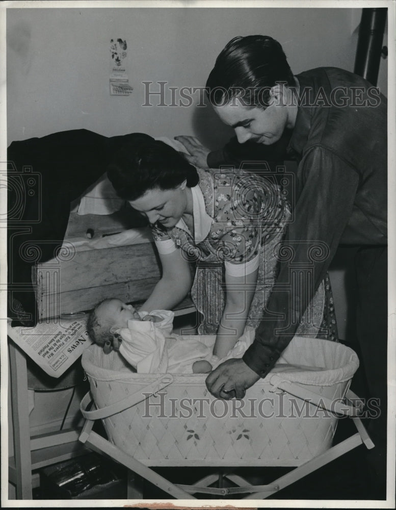 1942 Press Photo Mr &amp; Mrs Donald Craig and Baby Diana 13 Weeks Old - Historic Images