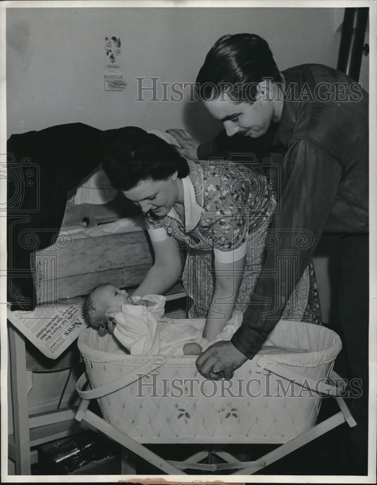 1942 Press Photo Mr & Mrs Donald Craig and Baby Diana 13 Weeks Old - Historic Images