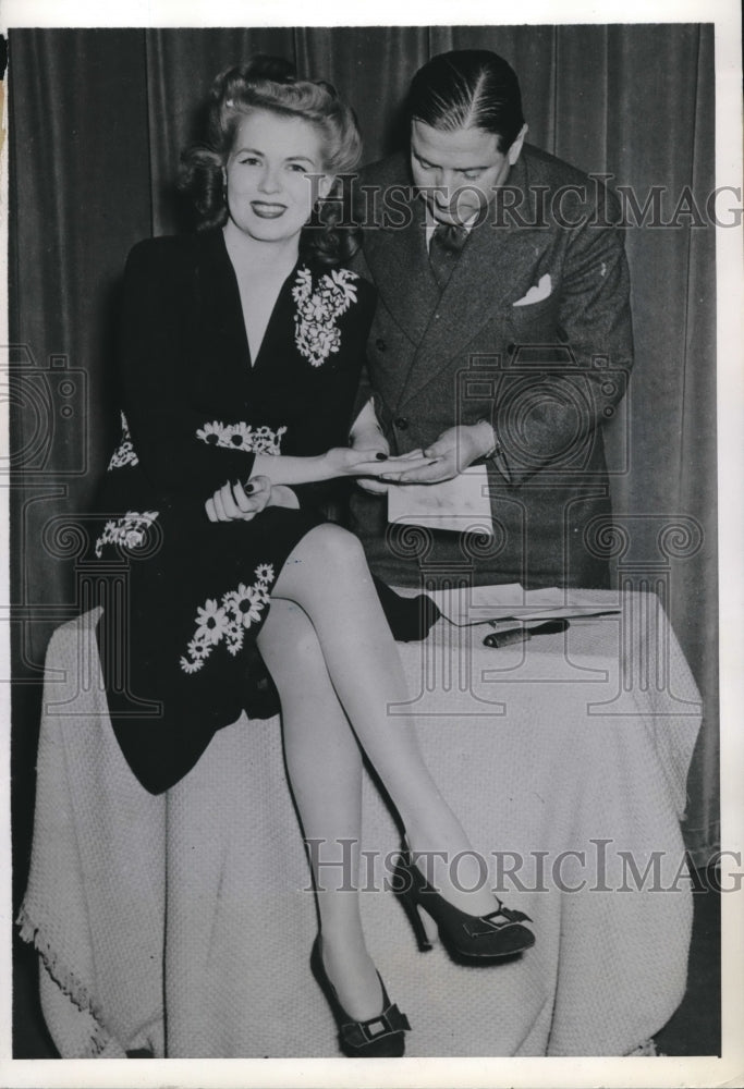 1942 Press Photo Dr Josef Hanald Hand Analyst &amp; Model Jackie Copeland - Historic Images