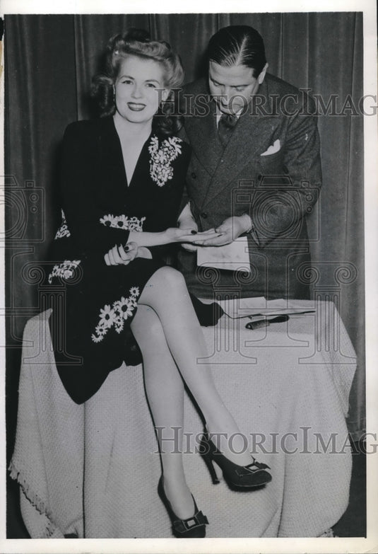 1942 Press Photo Dr Josef Hanald Hand Analyst & Model Jackie Copeland - Historic Images