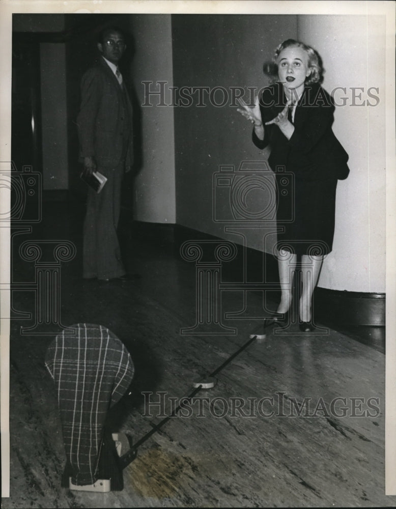 1938 Press Photo Mignon Rudd Shows Ball Playing Machine At Chicago Toy Show - Historic Images