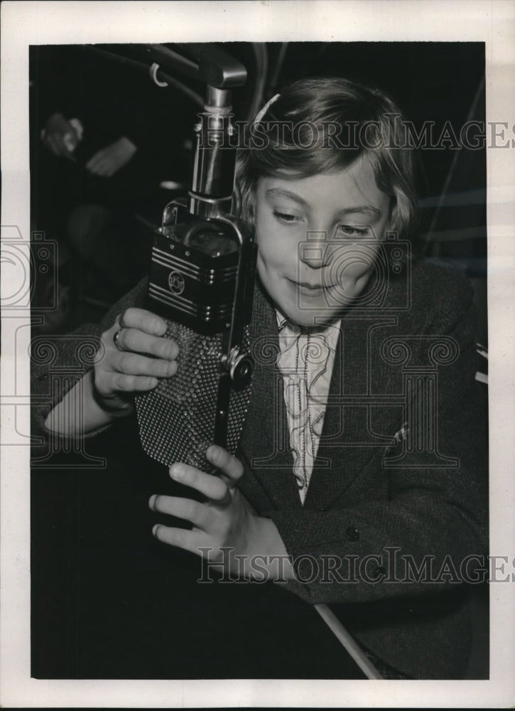 1940 Press Photo Jean Stewart Girl Scottish Refugee Talks To Parents On Mic - Historic Images