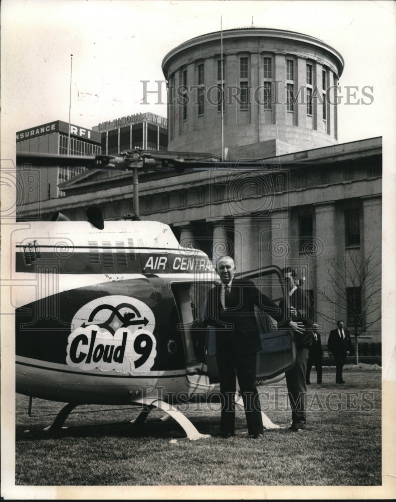 1970 Press Photo Roger Cloud Ohio State Auditor With Campaign Helicopter - Historic Images