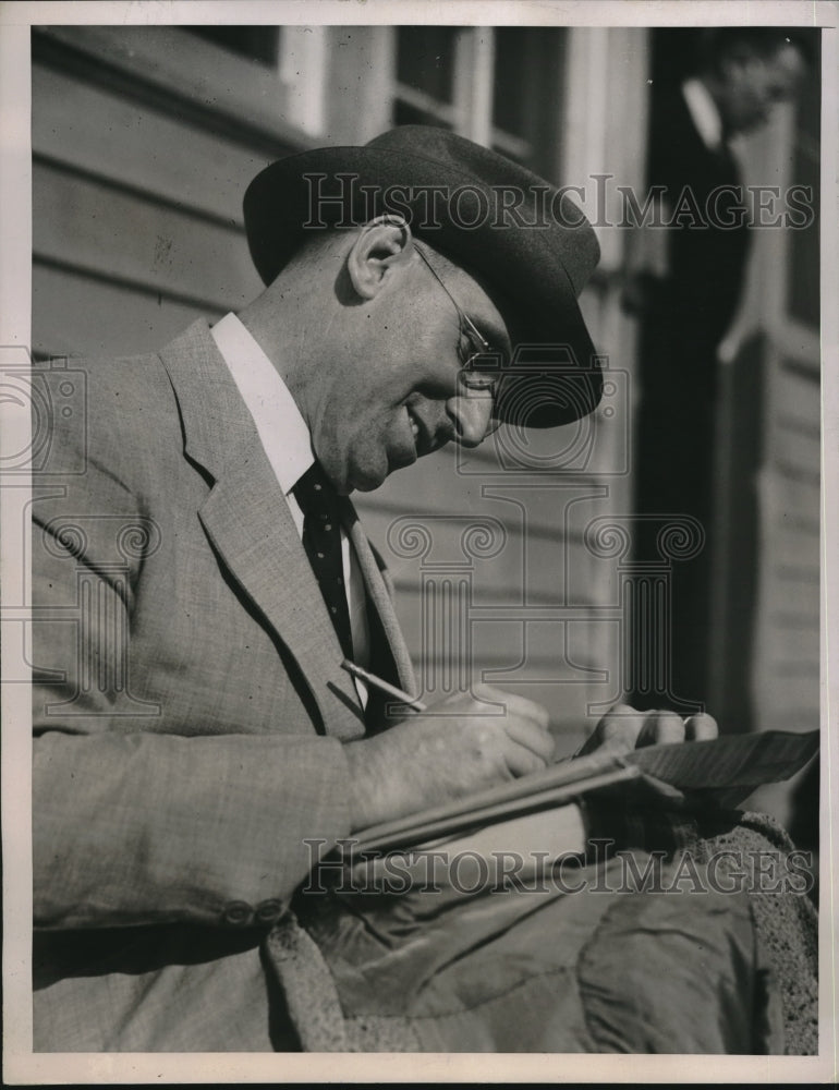 1936 Harry Frantz United Press Staff Writer Takes Notes - Historic Images