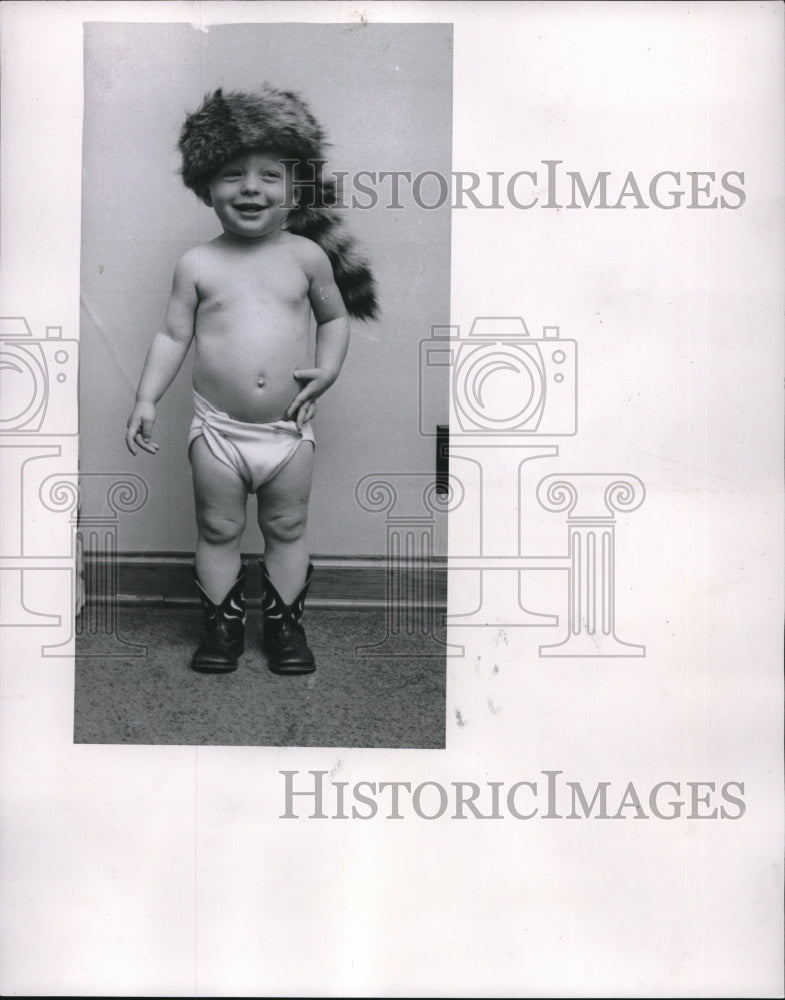 1955 Press Photo Baby Davy Crockett Son Of Edgar Crockett In Coon Skin Cap - Historic Images