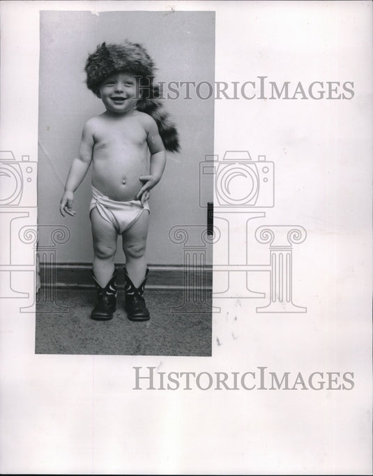 1955 Press Photo Baby Davy Crockett Son Of Edgar Crockett In Coon Skin Cap - Historic Images