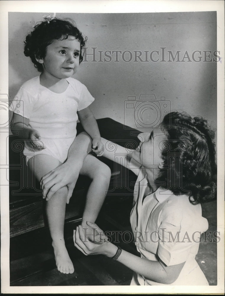 1947 Press Photo Ellisa Dawson Toddler Gets Treatment For Legs At Hospital - Historic Images