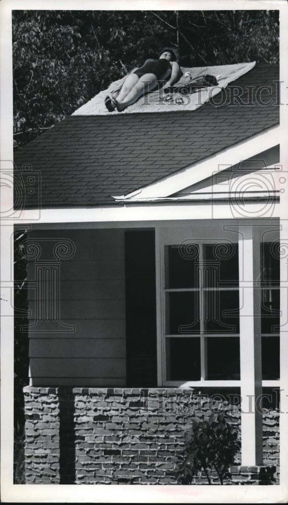 Press Photo Roof Sunning 17130 Chillicothe Rd - Historic Images