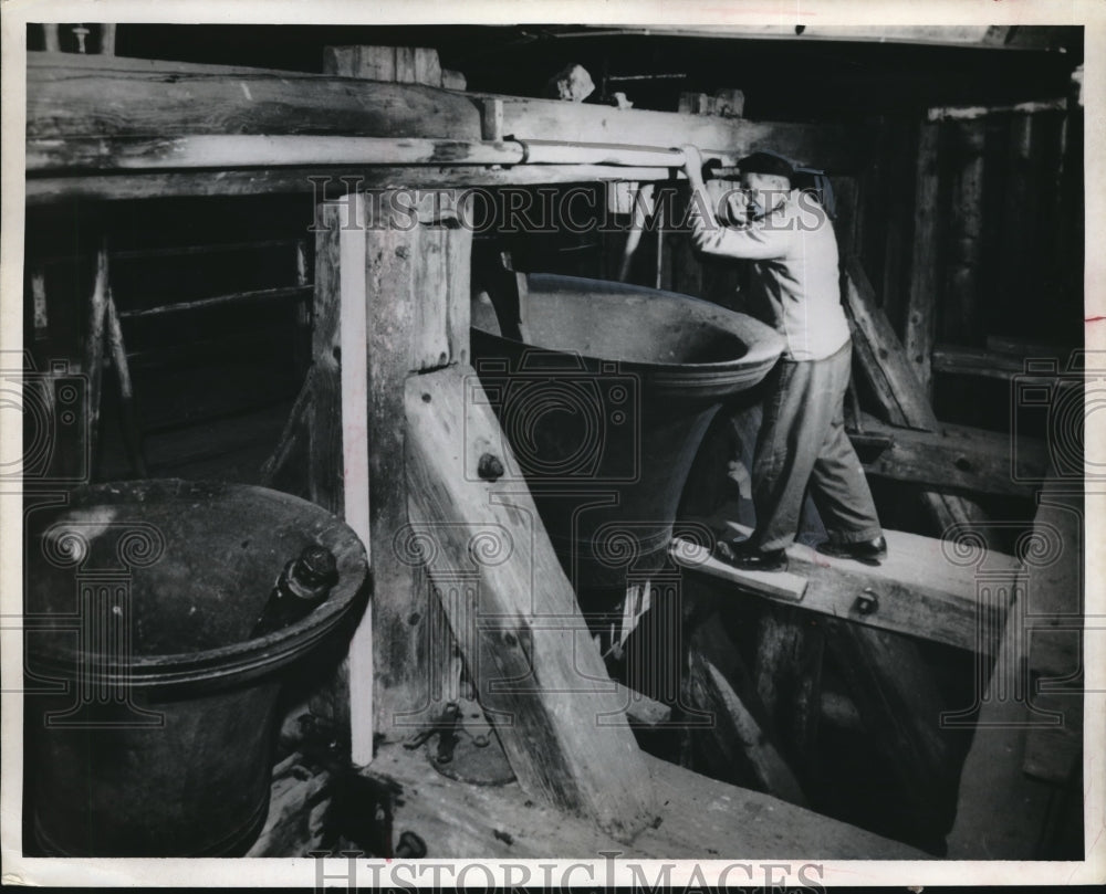 1968 Press Photo Rovensko Czech Republic Bellmaker Factory - Historic Images