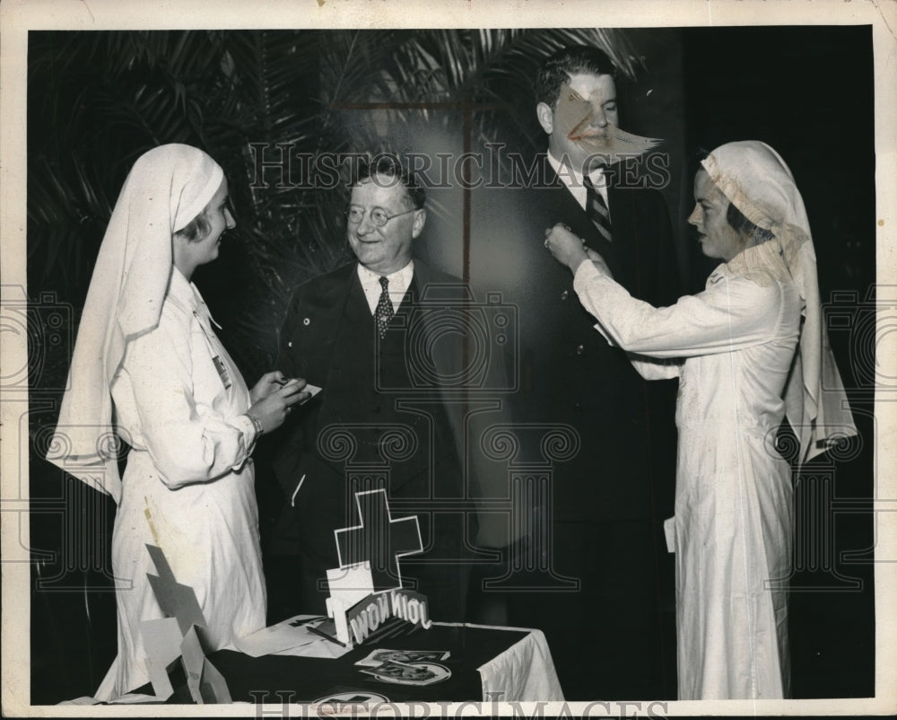 1935 Press Photo Lee Chilcote Pins Button On Alexander Thompson - Historic Images