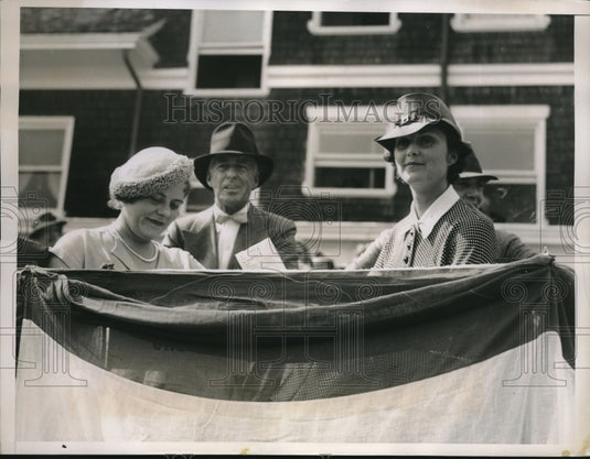 1936 Mrs. Juan Ceballos and Mr. & Mrs. Edward Hutton at Rockaway - Historic Images