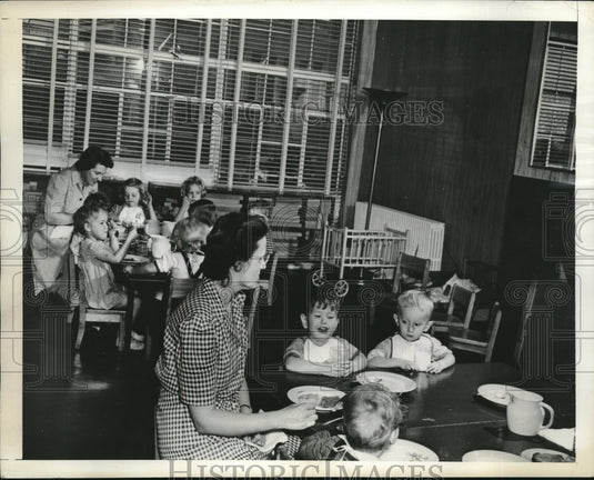 1942 Press Photo David Cahal at Day Nursery for Children of Industry's Mothers - Historic Images