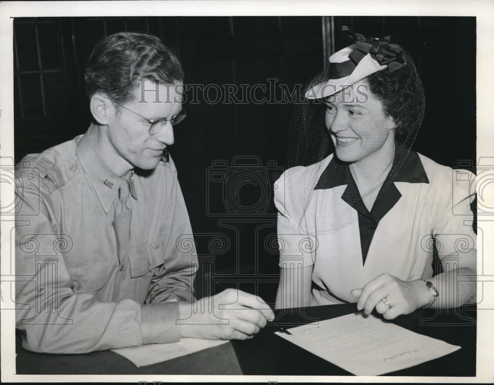 1942 Press Photo Captain Daniel S Cotter Signs Up Mrs Lucylle Holbrook - Historic Images