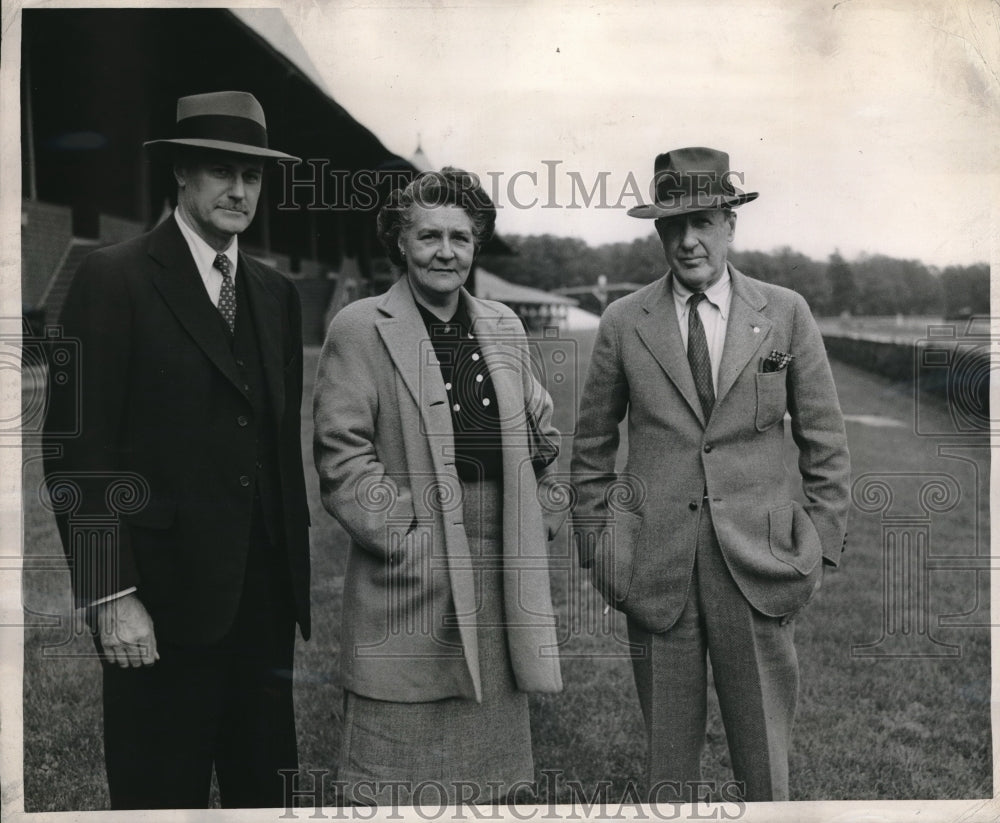 1945 Press Photo Saratoga Association Executives Plan for Next Racing Season - Historic Images