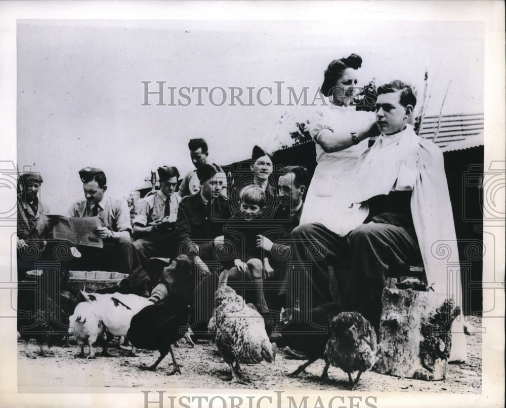 1944 Alice Cauchard cutting aircraftsman Stanley Wing&#39;s hair - Historic Images