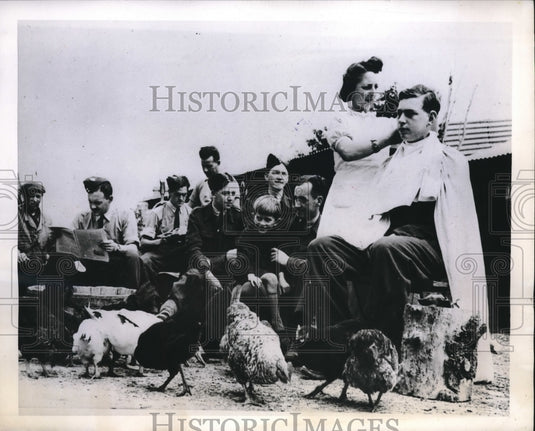 1944 Alice Cauchard cutting aircraftsman Stanley Wing's hair - Historic Images