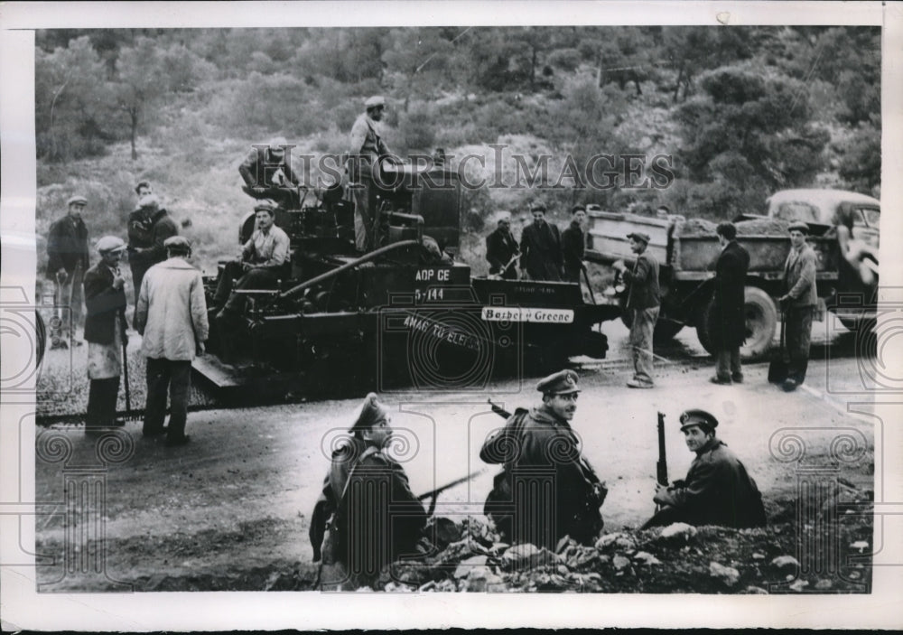 1948 Press Photo Greek guardsman using a U.S. road-building machine in Macedonia - Historic Images