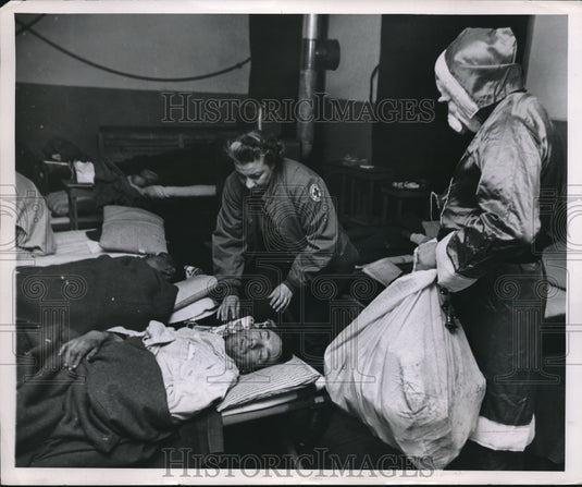 1953 Press Photo Red Cross Worker Connie Fescina & Cpl. R. Leach Gives Gifts - Historic Images