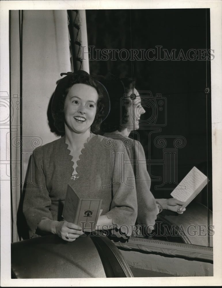 1943 Press Photo Mrs. Robert Donahey - Historic Images