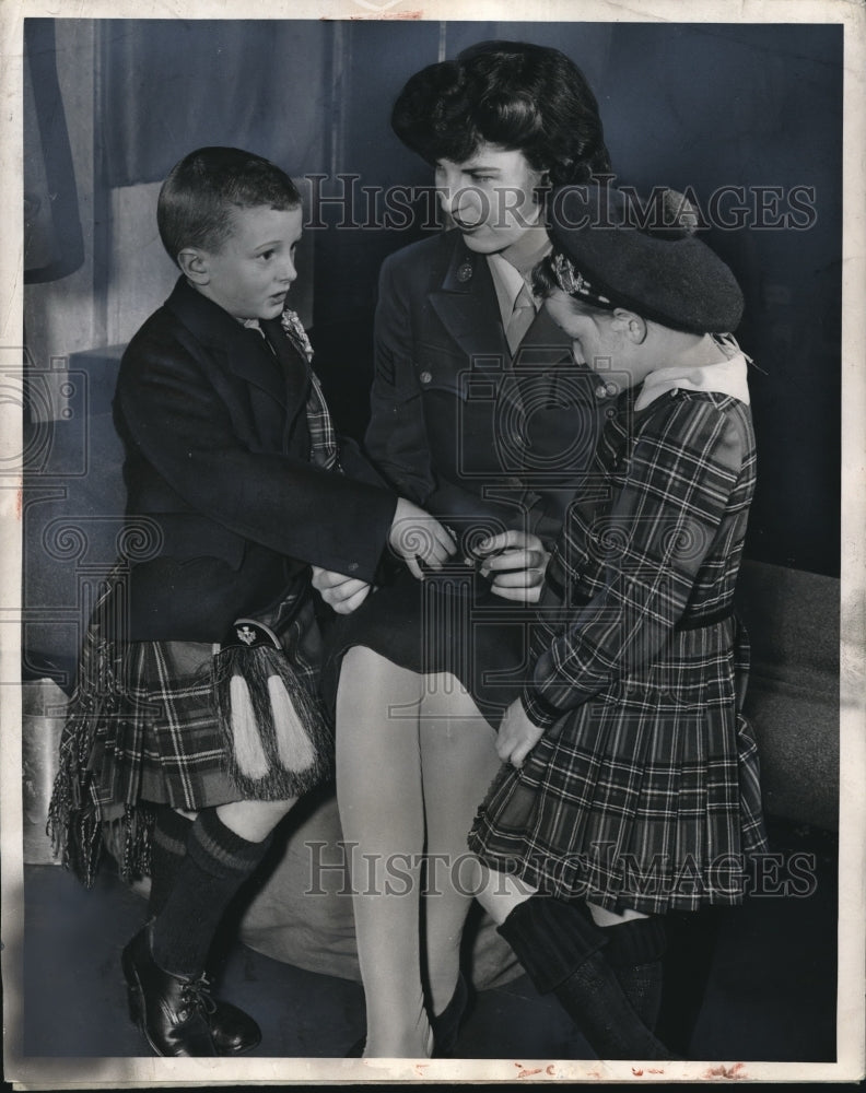 1944 Press Photo War Orphan Jimmie Smith Gives WAC Sgt Muniel Gant - Historic Images