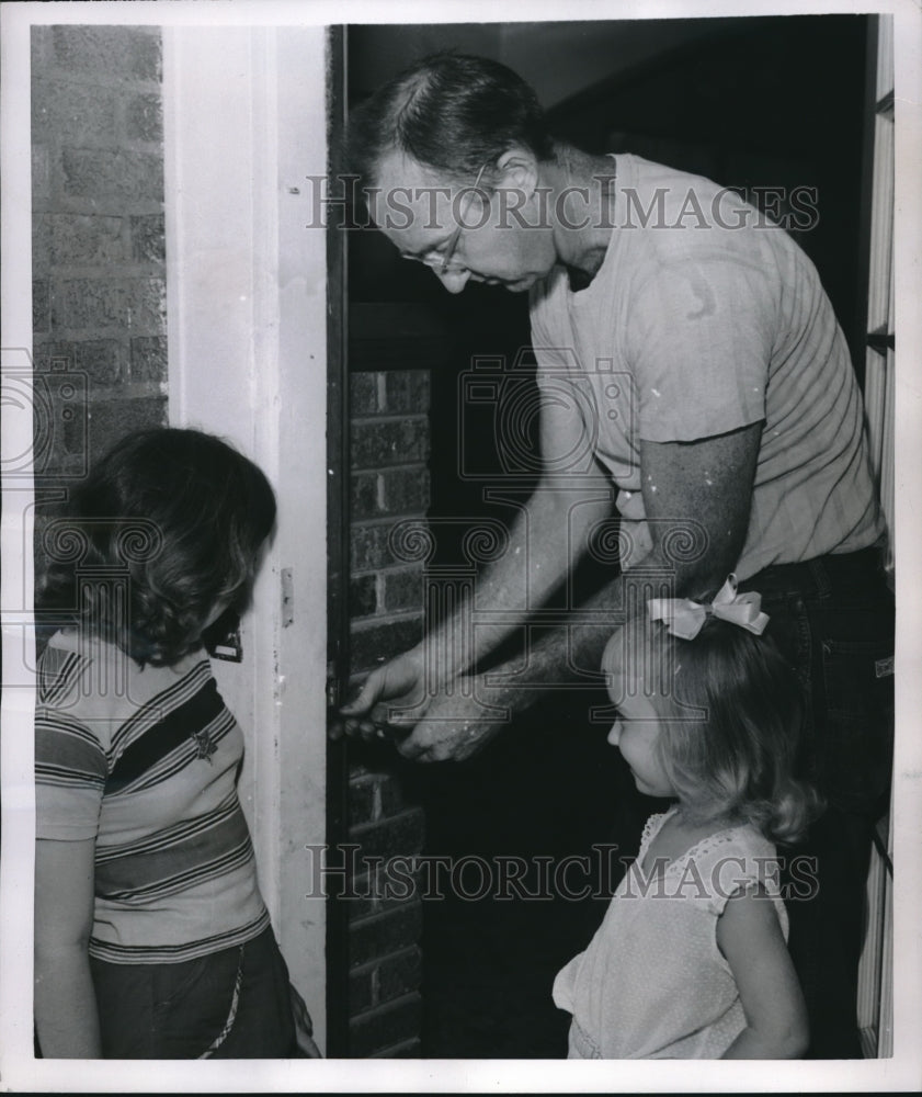 1953 Press Photo Louis Landenburger with his daughters in Wyandotte County-Historic Images