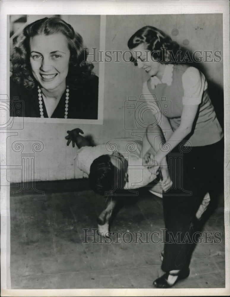 1943 Press Photo A woman judo trainer - Historic Images