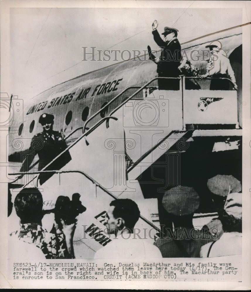 1951 Press Photo Gen. Douglas MacArthur &amp; Family Wave Leaving Hawaii - Historic Images