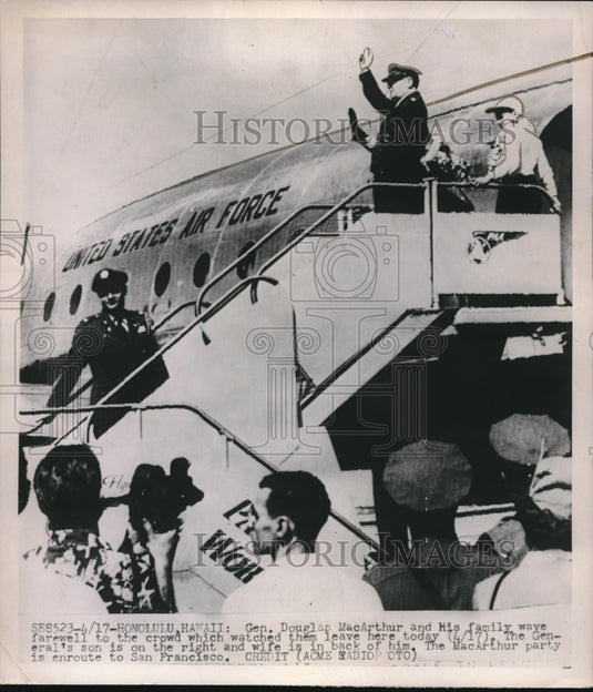 1951 Press Photo Gen. Douglas MacArthur & Family Wave Leaving Hawaii - Historic Images