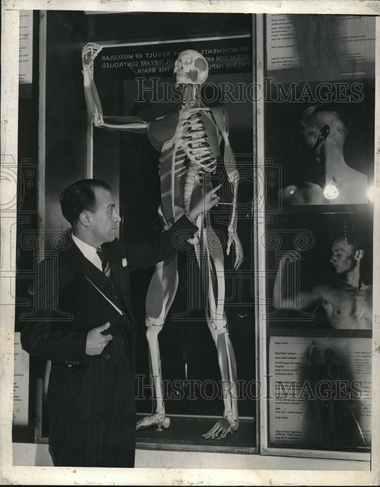 1944 Press Photo Dr. Manuel Urrutia at Cleveland Health Museum-Historic Images