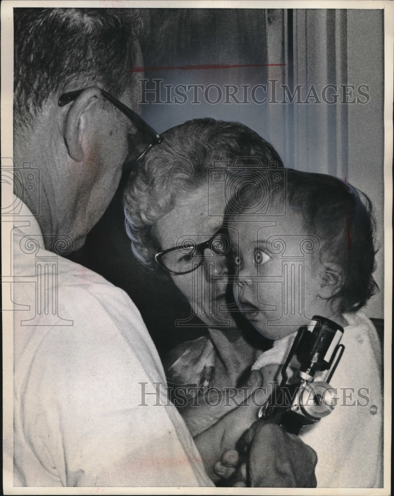 Press Photo A baby in shock after receiving a shot from a Milford doctor - Historic Images