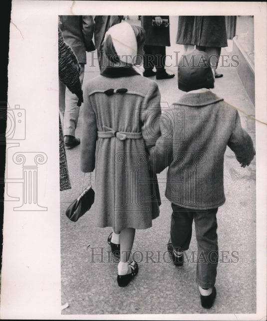 1962 Press Photo Two Children Walking Hand in Hand Downtown - Historic Images