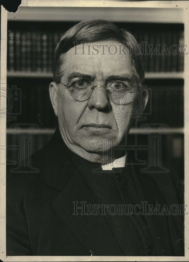 1925 Press Photo Dr S Parkes Godman interviewed for a newspaper article - Historic Images