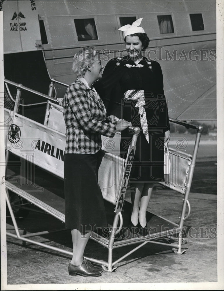 1938 Press Photo Georgia Coleman greeting Arlite Smith as she arrived in LA - Historic Images
