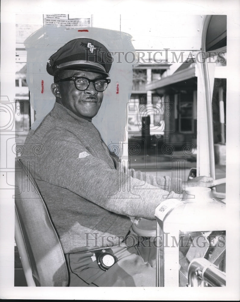 1964 Press Photo Sanford Crayton Superior county bus driver - Historic Images