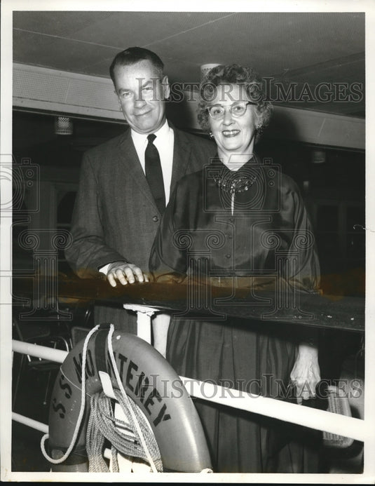 1962 Press Photo Mr & Mrs Chester Cowdrey aboard the SS Monterey in San Francisc - Historic Images