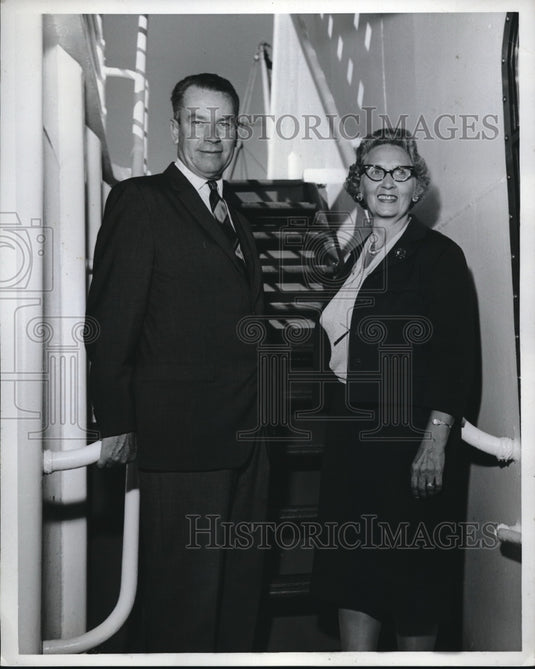 1964 Press Photo Mr & Mrs Chester Cowdrey aboard the SS Monterey - Historic Images