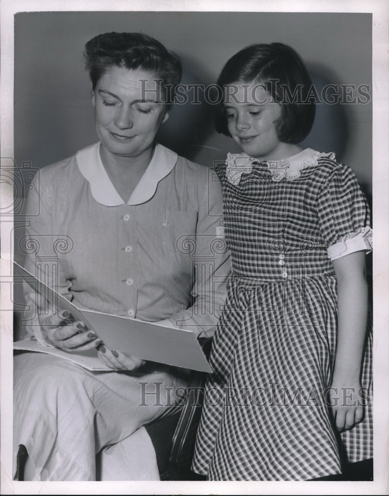 1955 Press Photo Mrs James Coolidge w/ 7 yr old Arria Weir during hospital visit - Historic Images