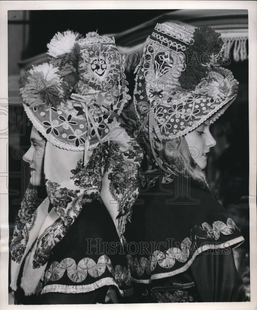 1952 Press Photo Madeline Mols & Jasmine Carne-Historic Images