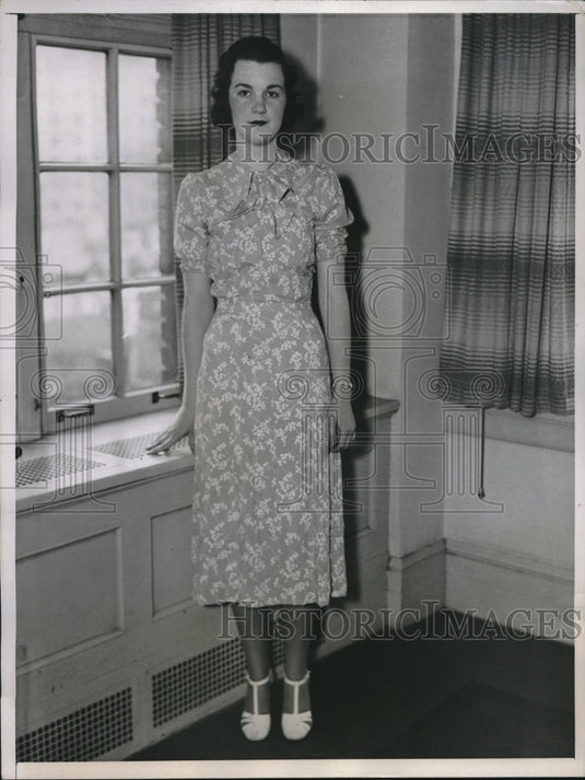 1937 Press Photo Margaret Chenoweth, a student at the Finch School, New York - Historic Images