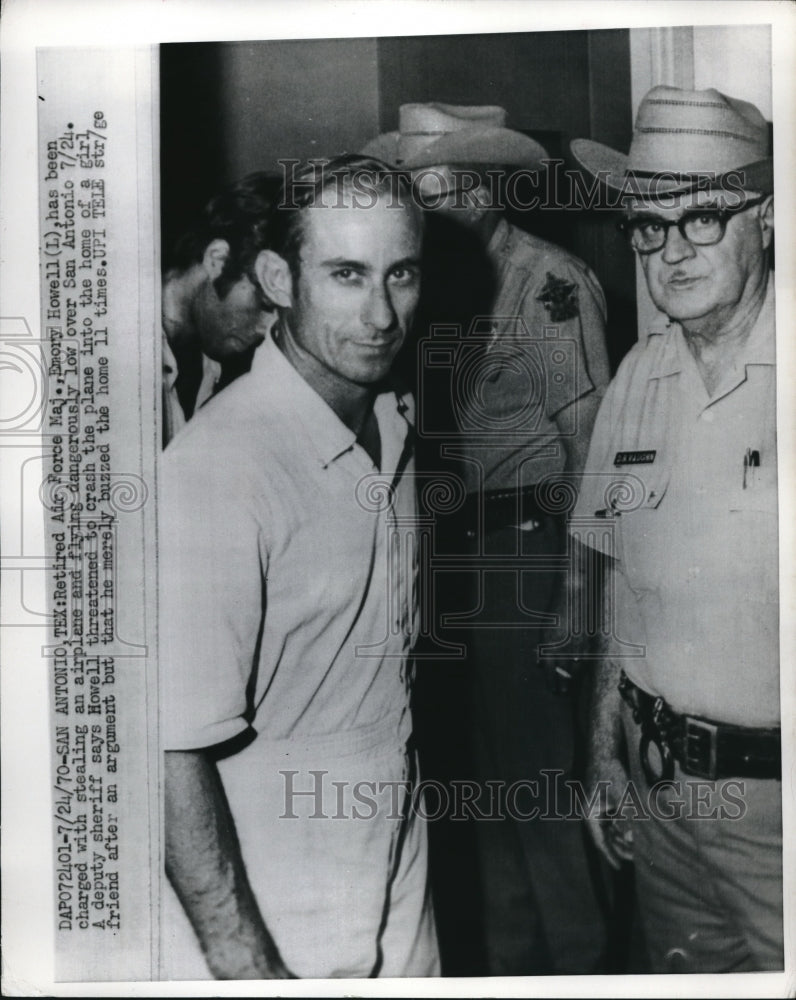 1970 Press Photo Air Force Maj. Emory Howell charged with stealing a plane - Historic Images