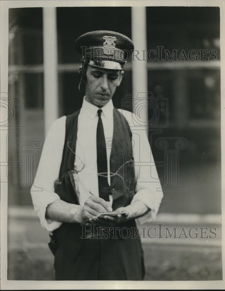 1929 Segt. W. H. Burkuhl of Detroit and set for policemen - Historic Images