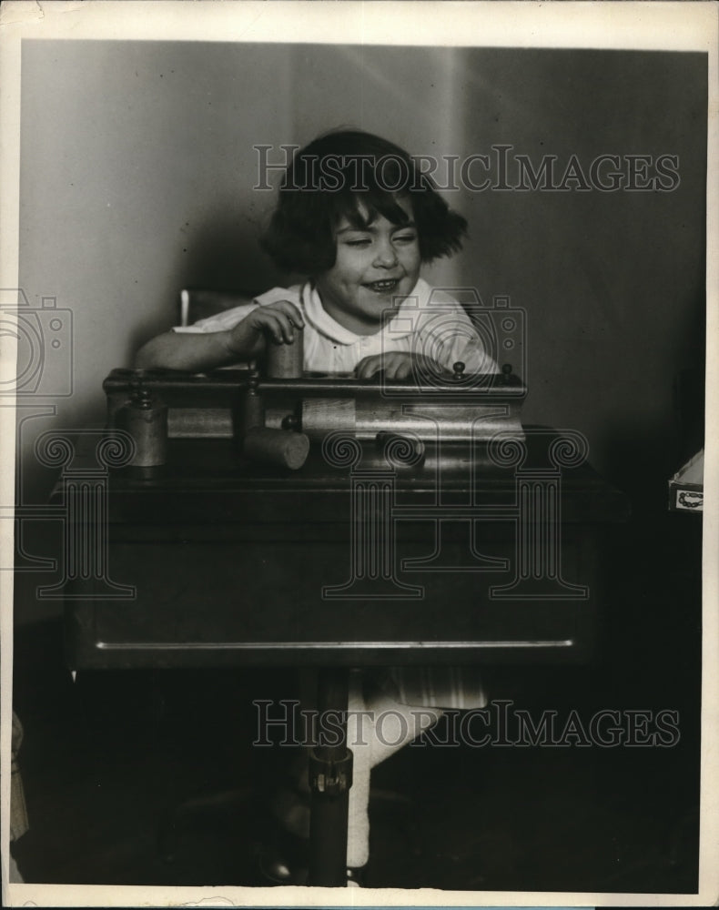 1926 Press Photo Blind child Aileen being taught at NY Association for the blind - Historic Images