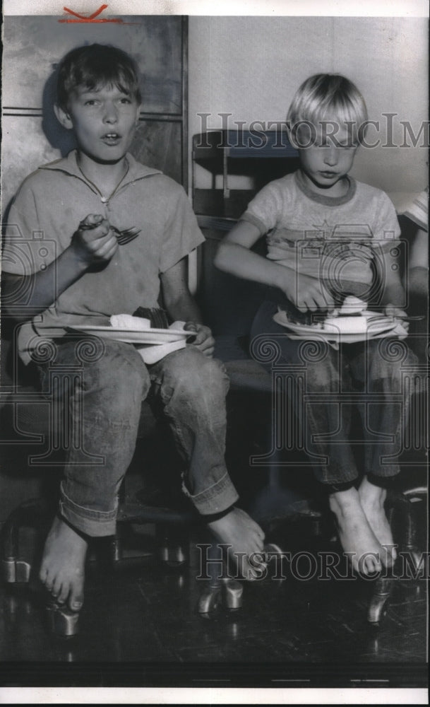 1956 Press Photo Brothers Thomas and Richard Parker ahot father after punishing - Historic Images