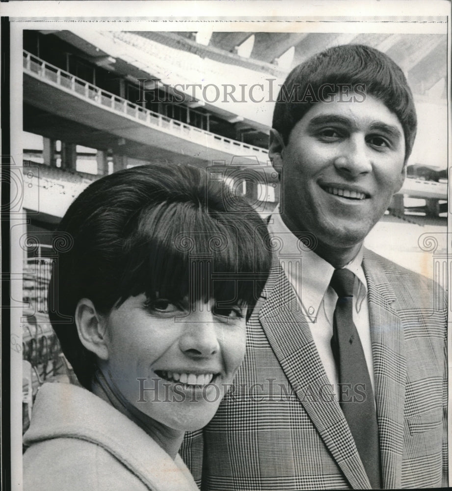 1967 Press Photo QB Vidal Carlin signed by the Cardinals accompanied by his wife - Historic Images