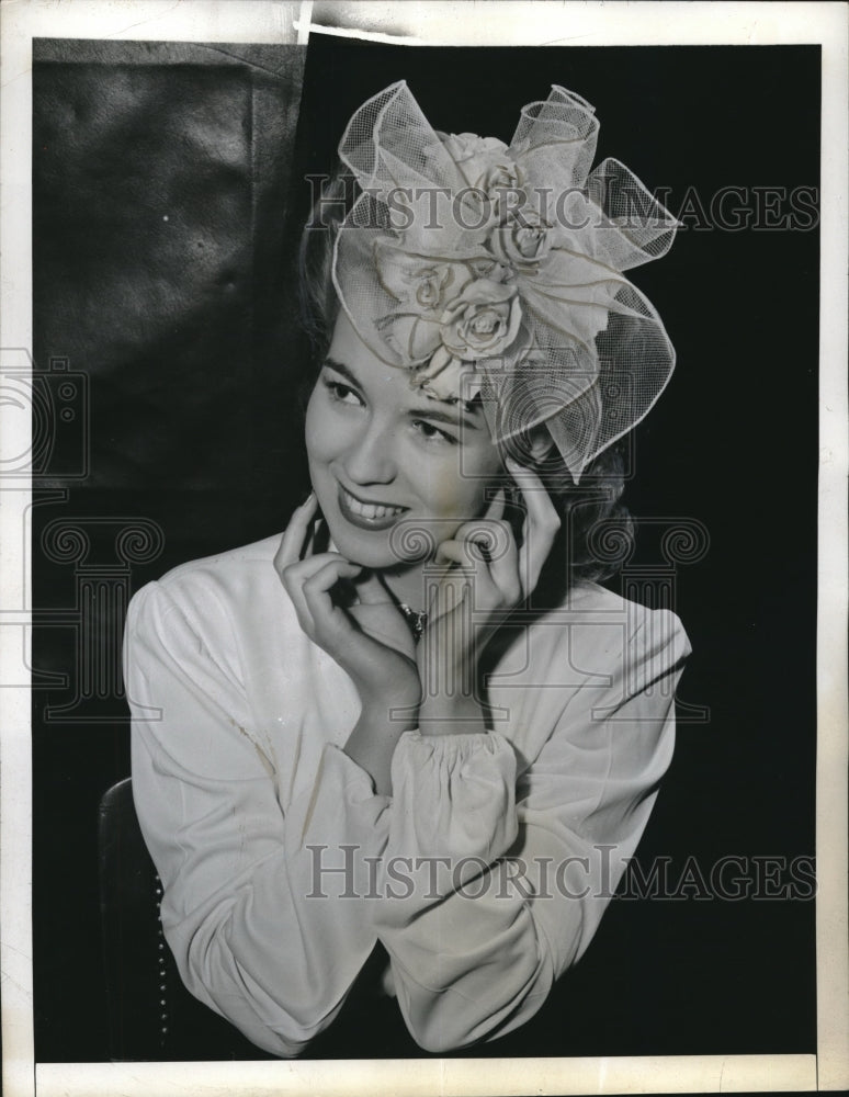 1942 Jackie Copland wears a Chapeau made of Brandywines - Historic Images