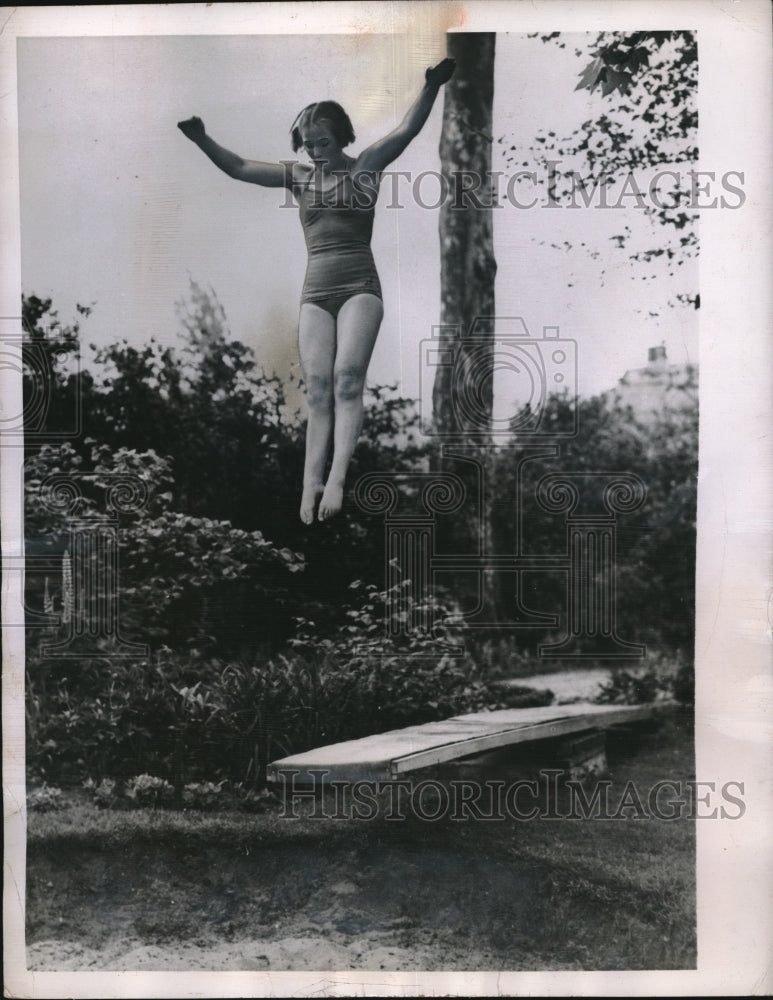 1950 Press Photo Valerie Lloyd Chandos, practicing her diving exercise - Historic Images