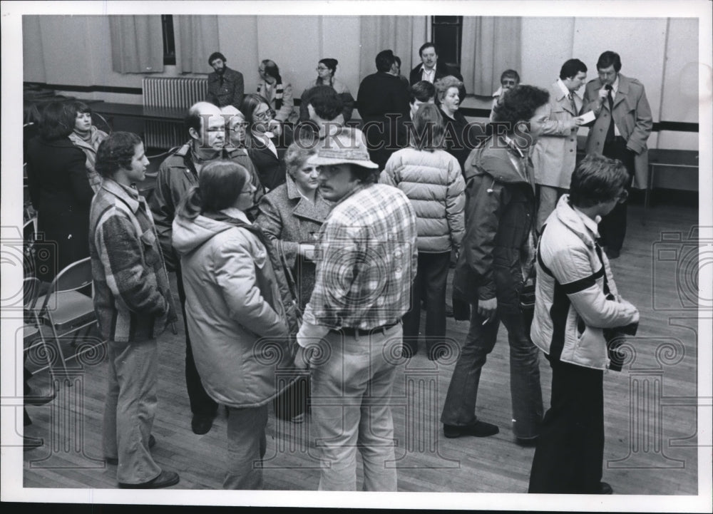 1976 Curios Media Wait Caucus - Historic Images