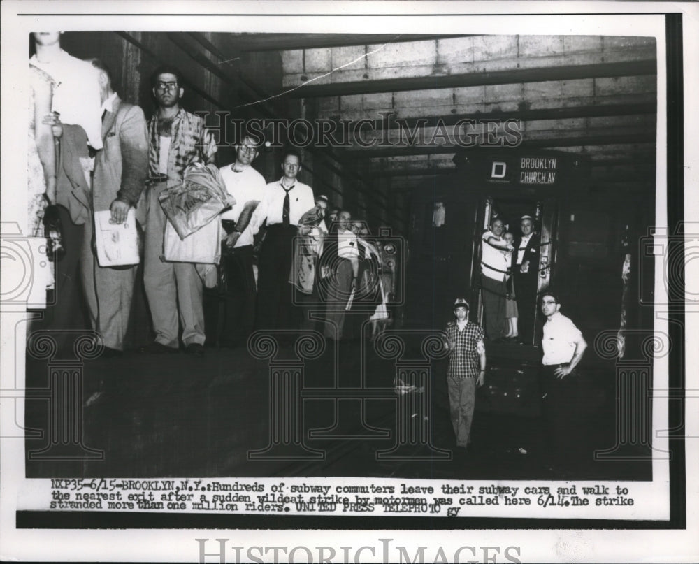 1956 Press Photo hundreds of subway commuters walks at the exits after strike - Historic Images