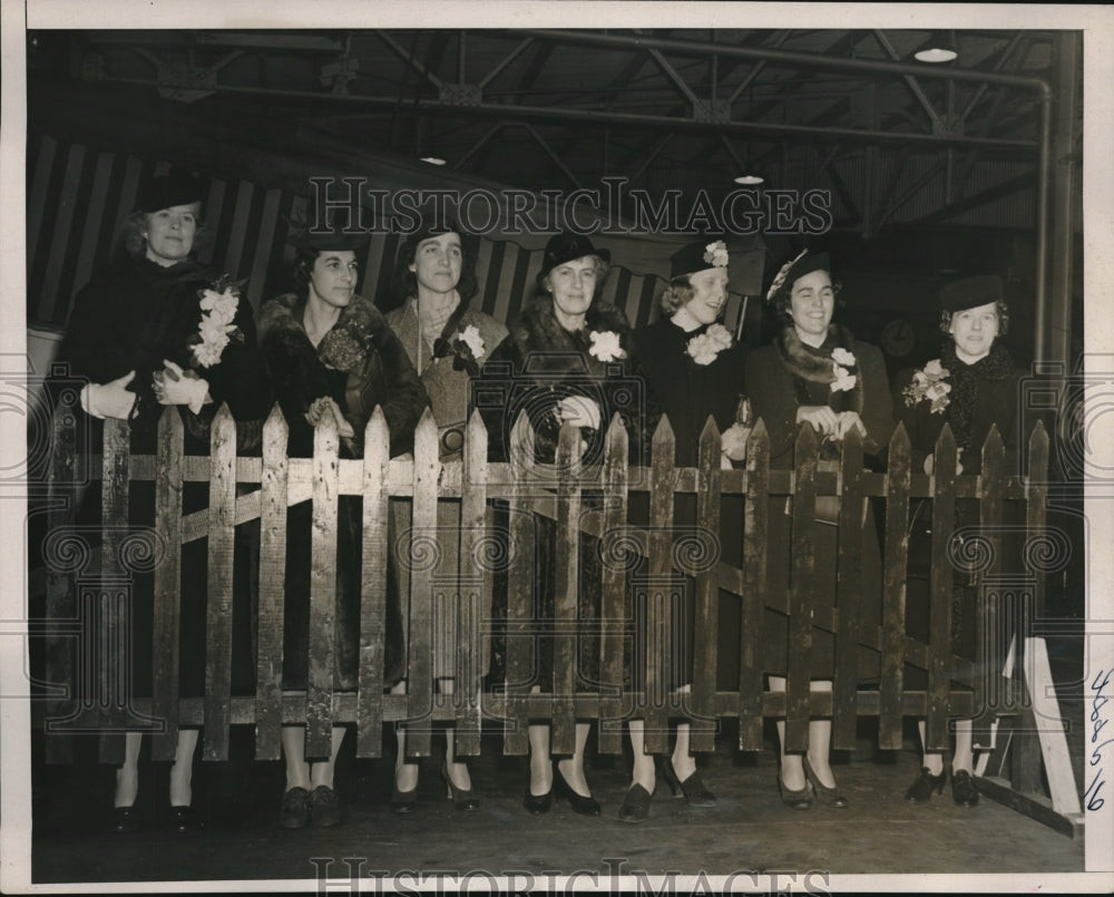1939 American Womens Squash Racquets Team To Play - Historic Images