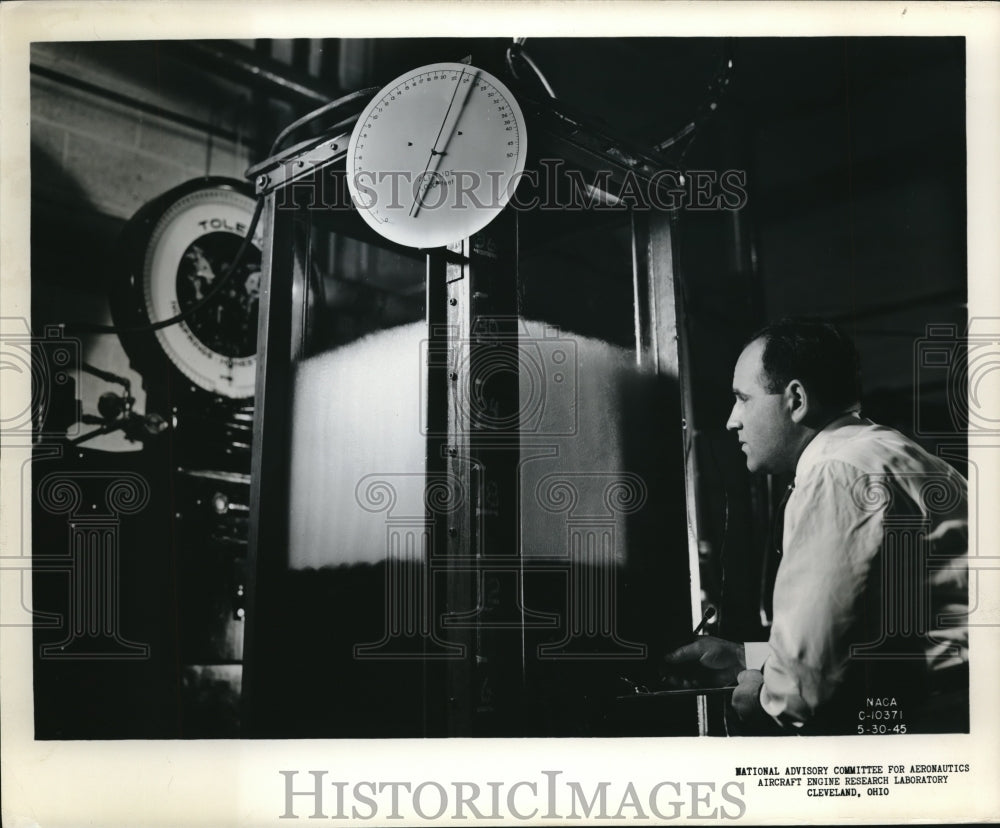 1945 Press Photo Water Boiling in Aircraft Research lab - Historic Images